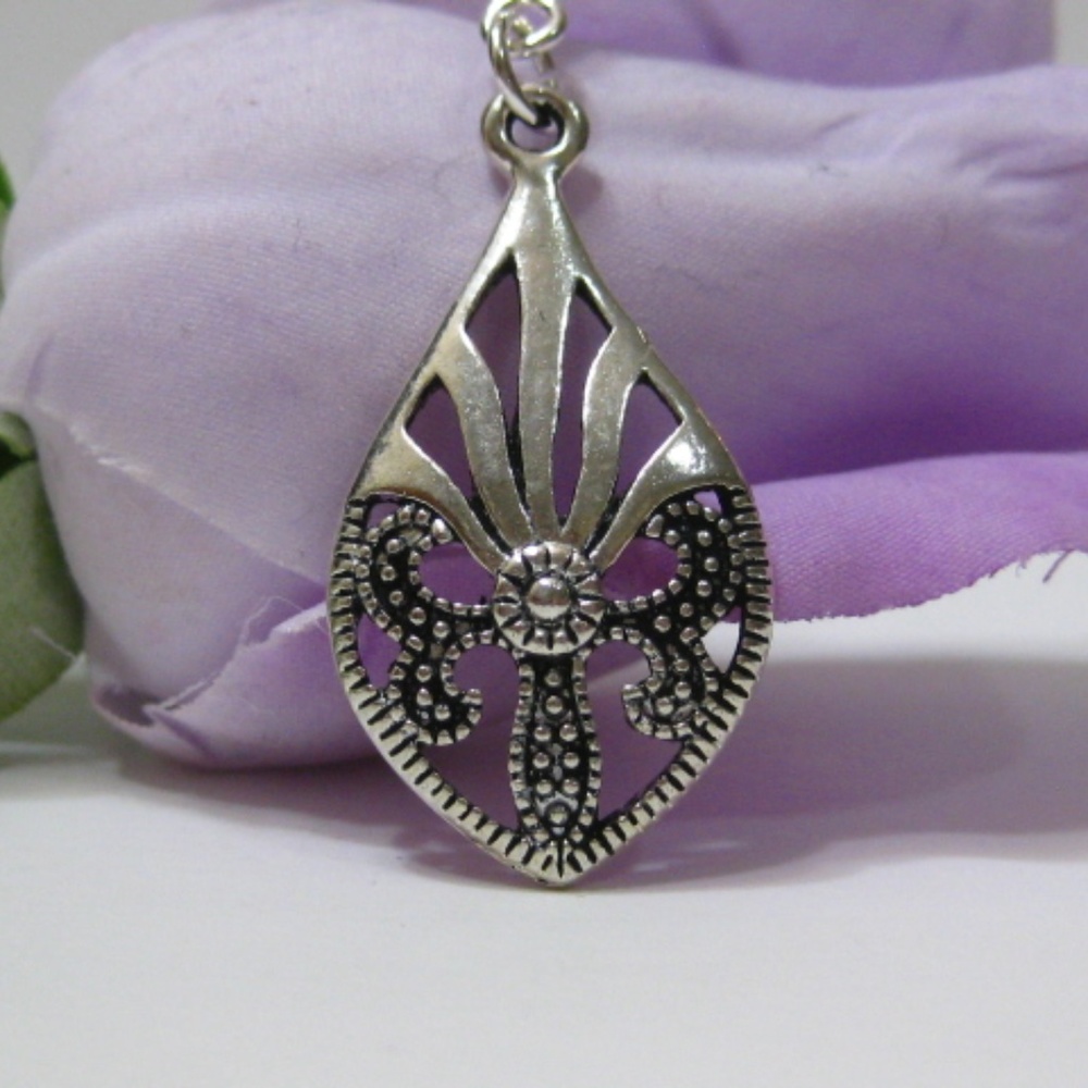Antique silver tear drop geometric necklace